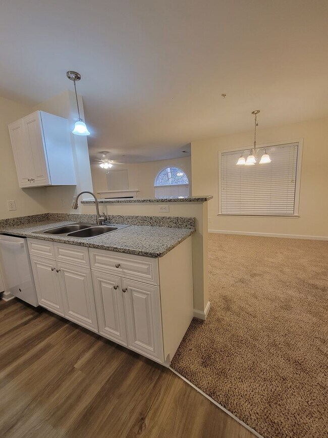 Building Photo - Cozy Convenient Condo