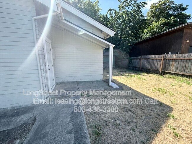 Building Photo - 588 Knapps Pl NE