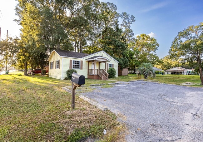Building Photo - Cute 2 Bedroom Home