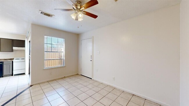 Building Photo - 725 Peppertree Dr