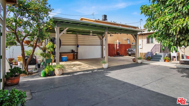 Building Photo - 252 E 47th St