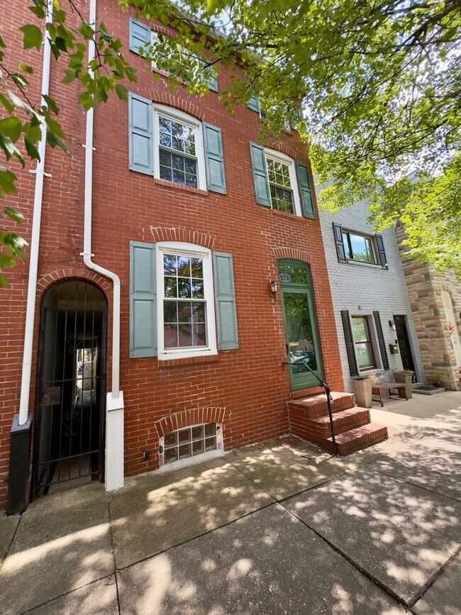 Building Photo - 331 S Ann St