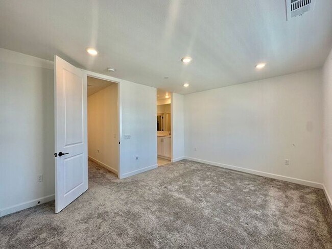 Building Photo - Modern 3BR Townhome in Ocean View Hills with Attached Garage & Open Floor Plan