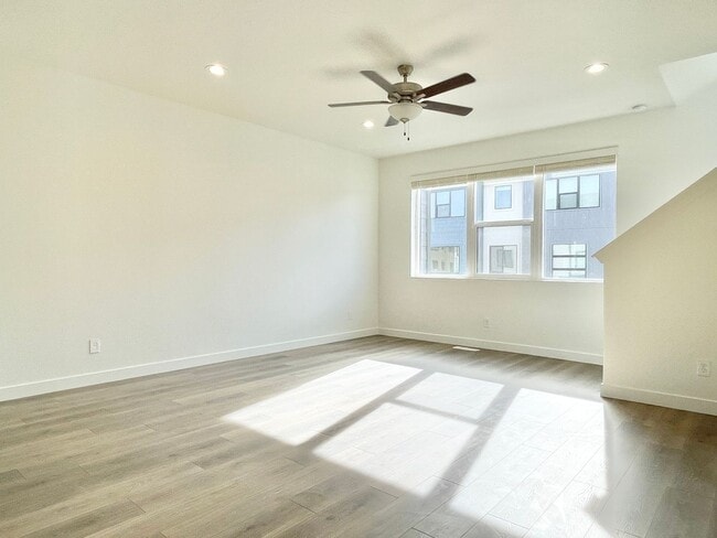 Building Photo - Beautiful Modern Townhome in American Fork!