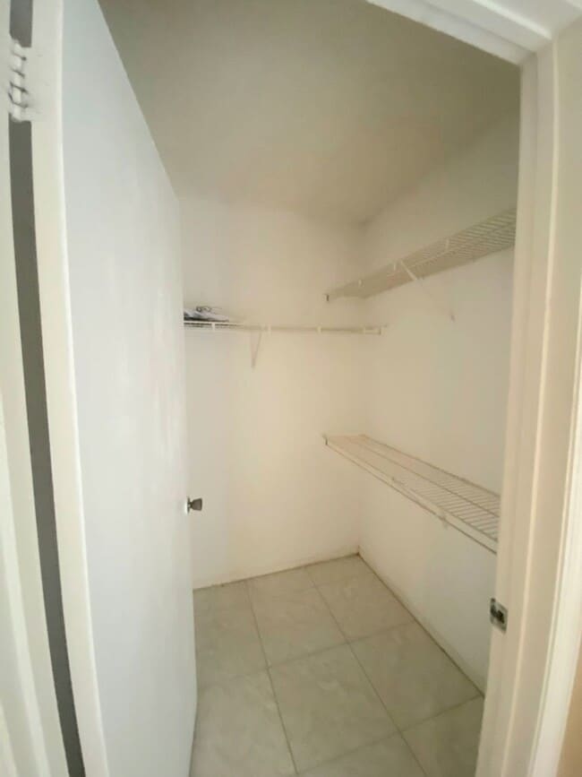 Building Photo - Ground level nice condo