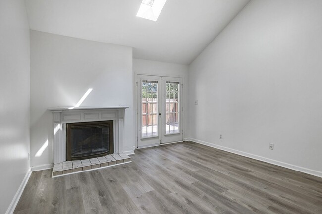 Building Photo - Available Now! Franklin End Unit Townhouse...