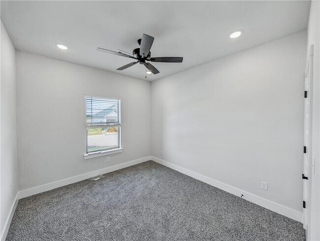 Building Photo - 6807 SW Basswood Ave