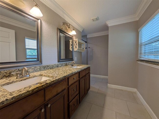 Building Photo - 313 Granada Dr
