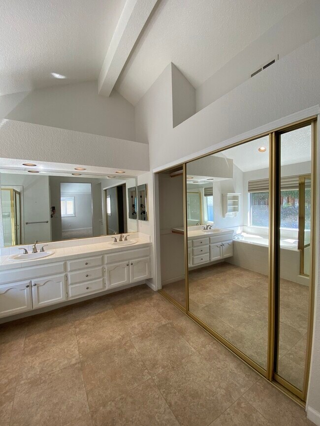 Building Photo - 6118 Cameo Dr