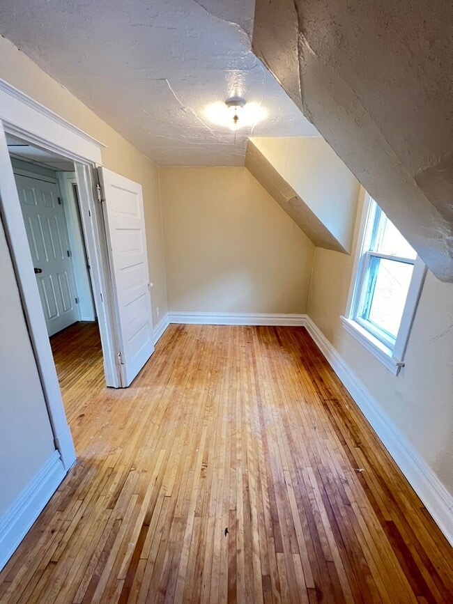 Building Photo - AVAILABLE JUNE - Upper 2 Bed 1 Bath in Billings Park Superior