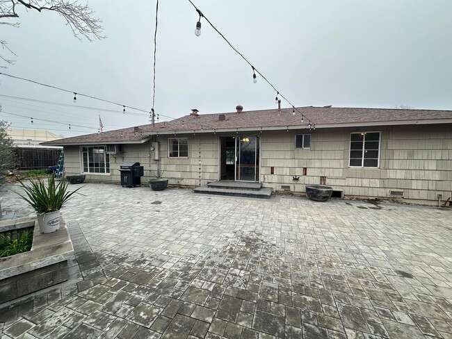 Building Photo - Corner Lot!