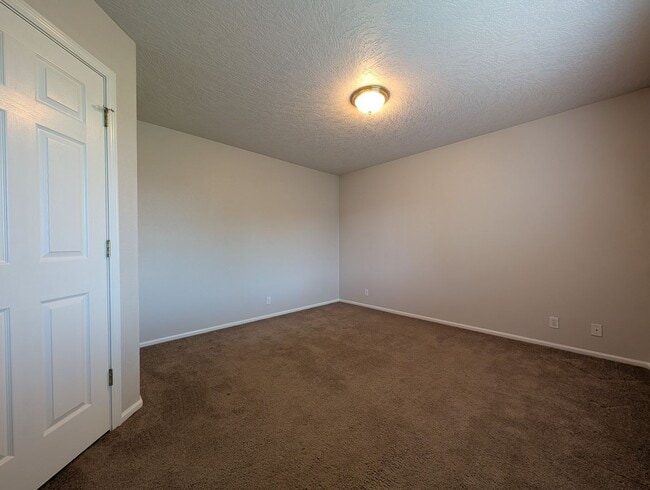 Building Photo - 3-Bedroom, 2.5-Bath Home Close To River Road In Eugene!