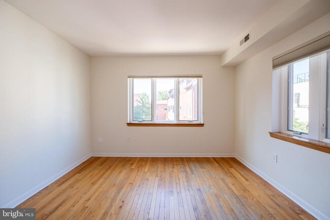 Building Photo - 129 Catharine St