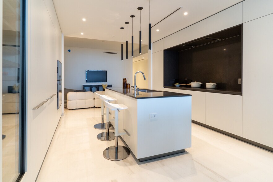 Building Photo - 300 Biscayne Boulevard Way