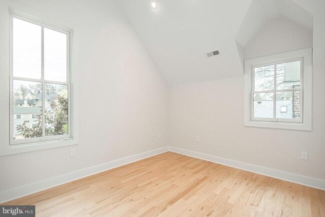 Building Photo - 156 W Oakland Ave