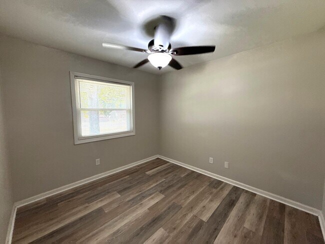 Building Photo - 710 Greenbriar Dr