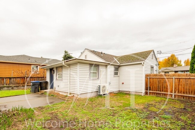 Building Photo - Newly Remodeled 1 bedroom Cottage with Bon...