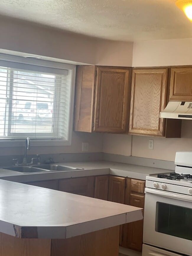 Building Photo - Nice 3 bedroom 2 bathroom apartment.