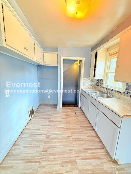 Building Photo - 18640 Sherwood St