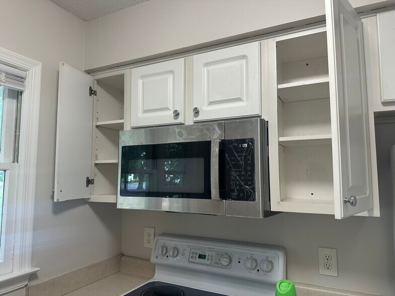 New microwave - 2811 Edridge Ct