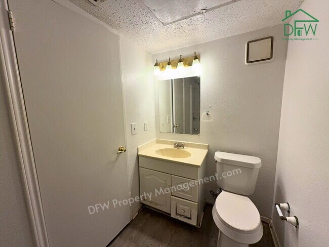 Building Photo - 3 Bed / 2 Bath Townhome - Fenced Yard, Community Pool
