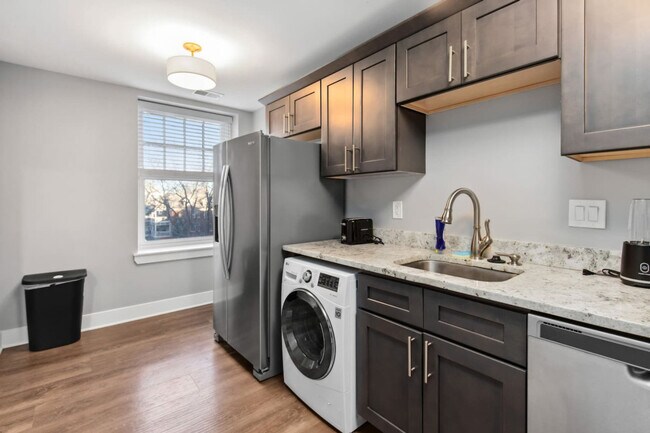 Building Photo - 457 E Kirby St