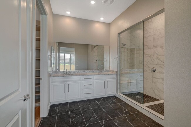 Building Photo - Mira Villa