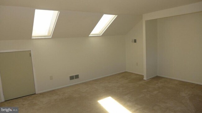Building Photo - 23 Valley Crossing Cir