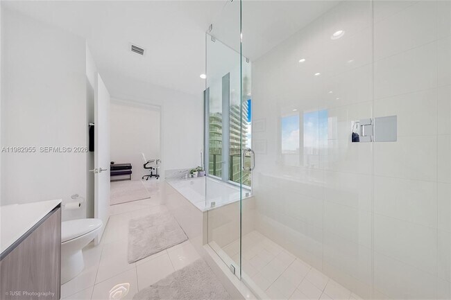 Building Photo - 480 NE 31st St