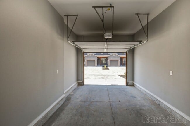 Building Photo - NEW LUXURY 3 BED 2.5 BATH TOWNHOUSE!!!