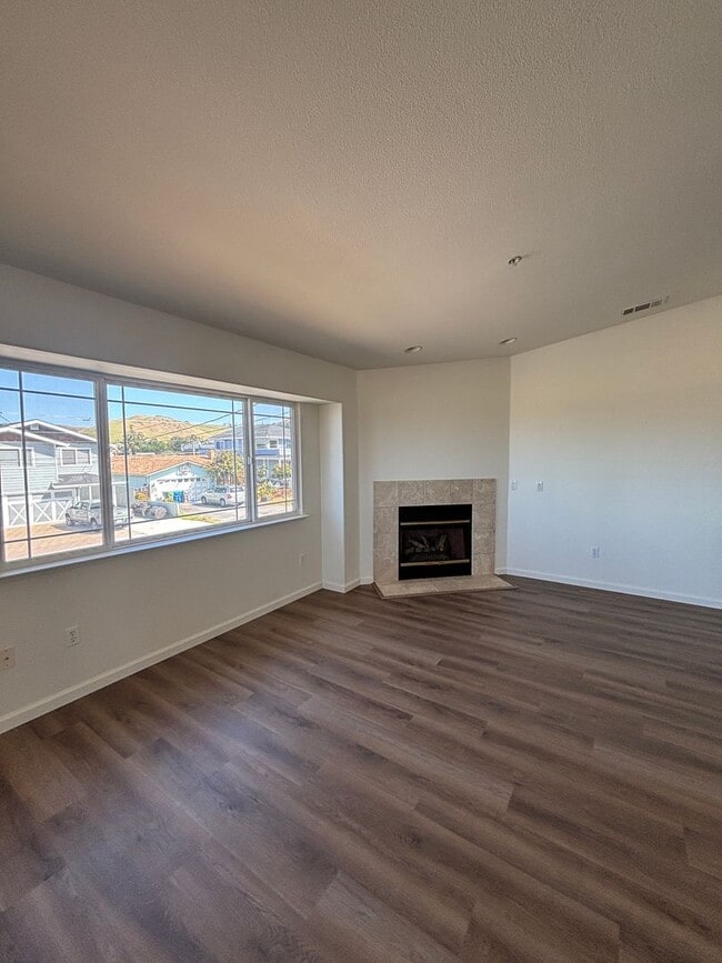 Building Photo - P32000