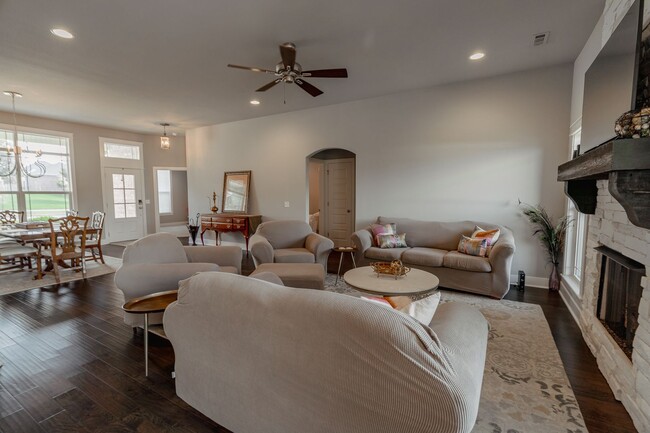 Building Photo - Immaculate 4 Bedroom Home with in Riverwal...