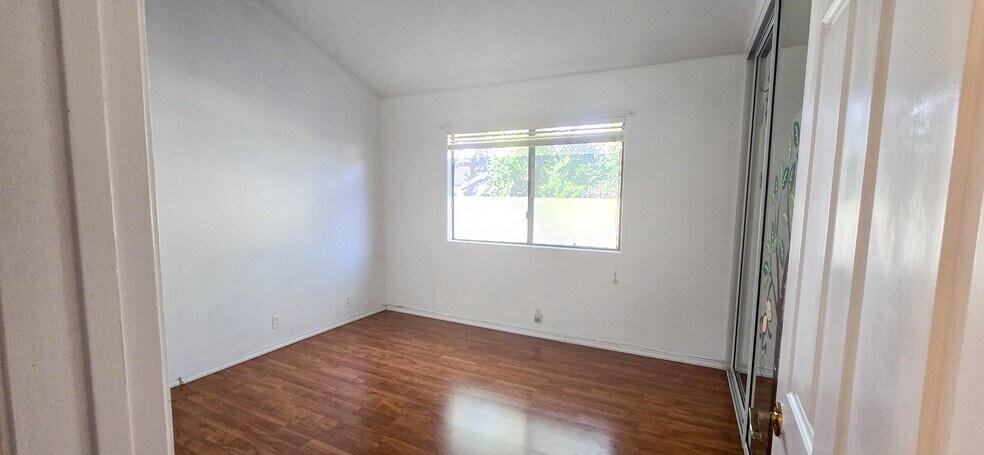 Second bedroom - 19195 Shoreline Ln