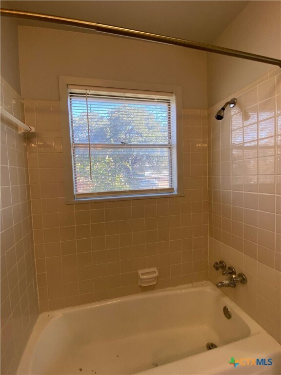 Building Photo - 706 Forest Dr
