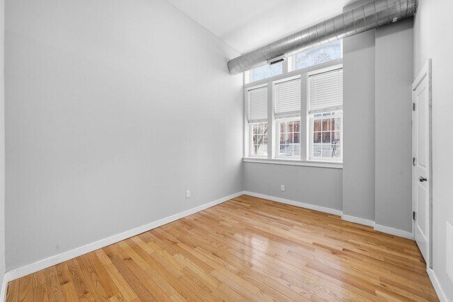 Building Photo - 1942