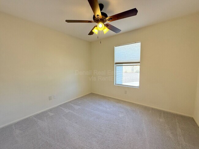 Building Photo - 4536 E Cheyenne Dr