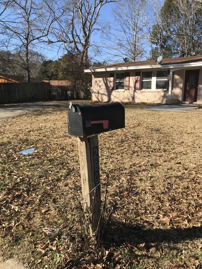 Building Photo - 2801 Woodlawn Ave