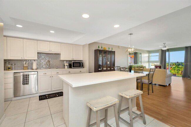 Building Photo - 7400 Sun Island Dr S