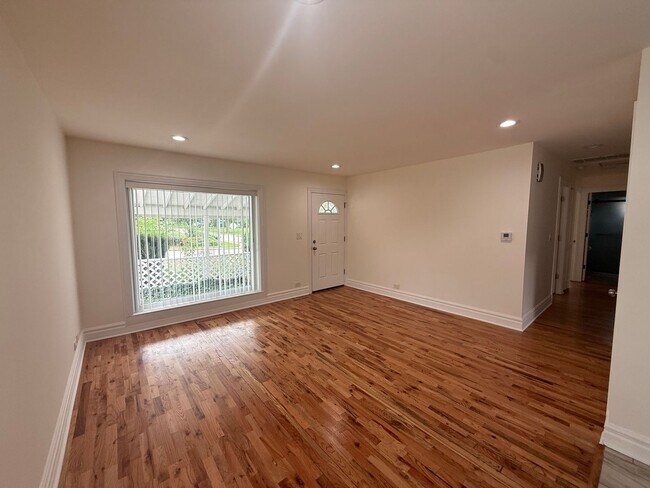 Building Photo - 542 Cherry Ln
