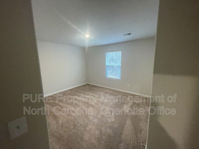 Building Photo - 100 Conifer Ln