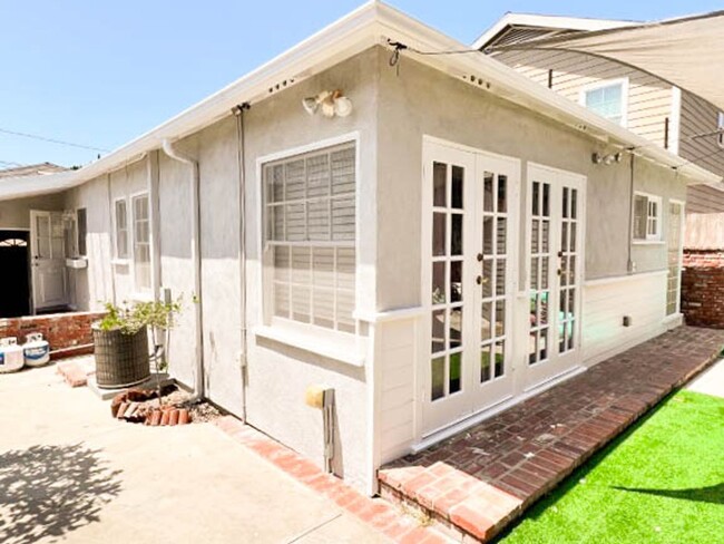 Building Photo - EASTSIDE BUNGALOW LONG BEACH