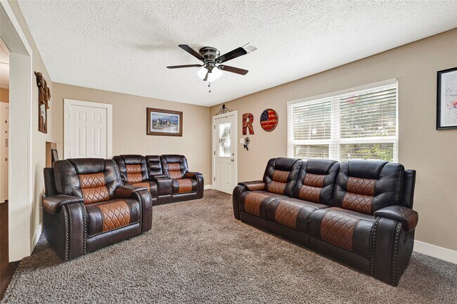 Building Photo - 2302 Hoskins Dr