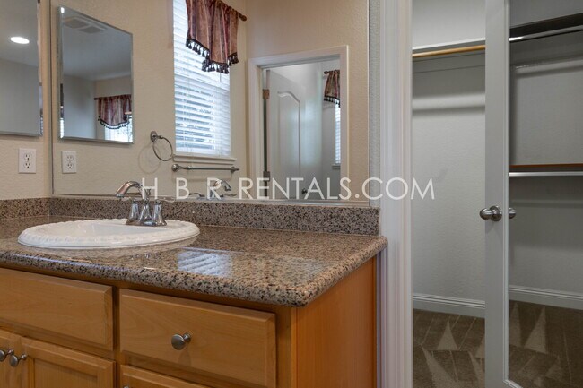 Building Photo - MANTECA RENTAL 4 BEDROOM OUTDOOR PIZZA OVEN in beautiful rear yard