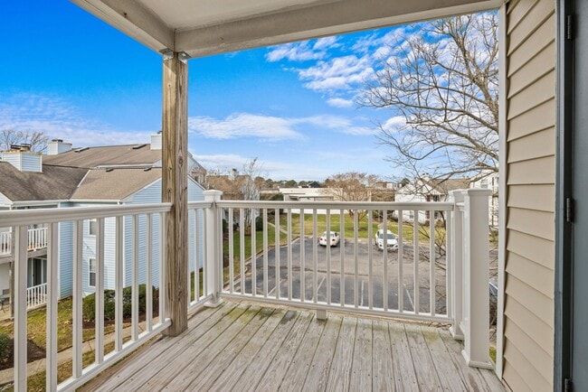 Building Photo - Beautiful condo in Great Neck Landing