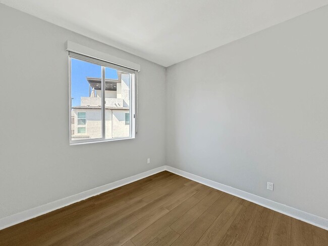 Building Photo - Stunning 3BD/2.5BA Townhouse in Mission Va...