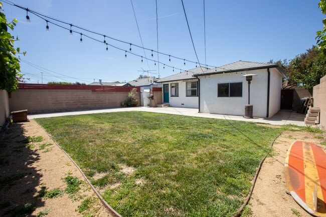 Building Photo - Lakewood Home, 2 Bedroom, 1 Bath with GREAT Backyard Space!