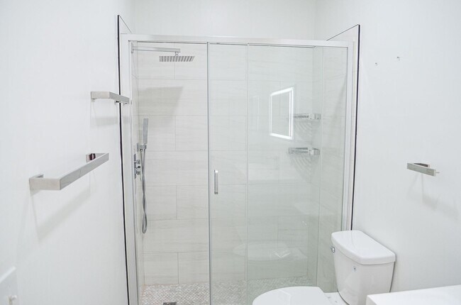 Building Photo - Stunning 1 bedroom 1 bath condo in The Gables