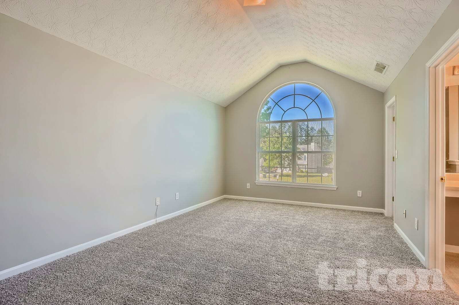 Building Photo - 3250 Diamond Blf