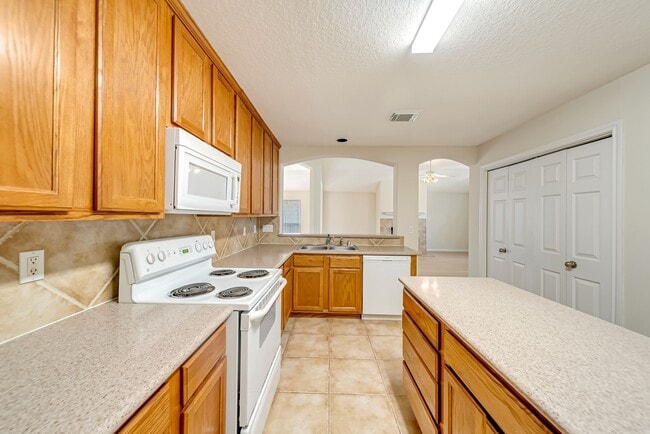 Building Photo - 12810 Lakeshore Dr