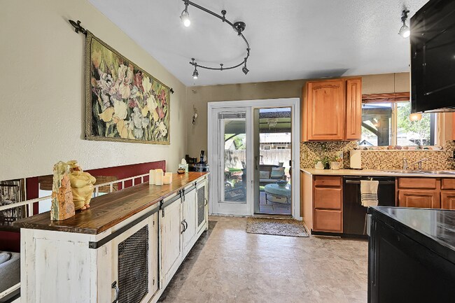 Building Photo - 10883 Fairfax Way